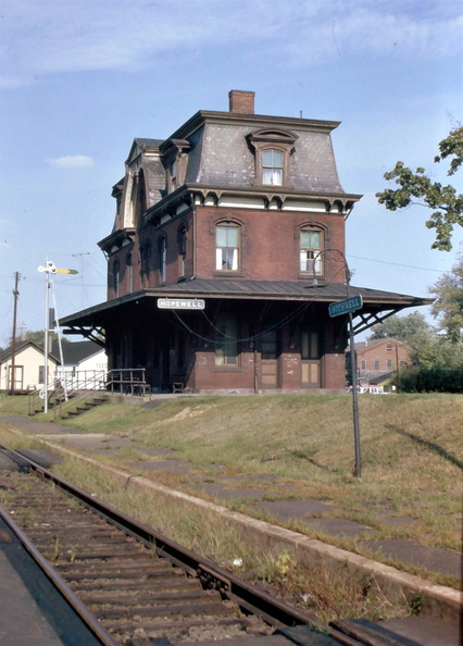 Abendroth-HwBoro-1963-09-Train-Station-Platform-Light-HwRR-HRA.jpg