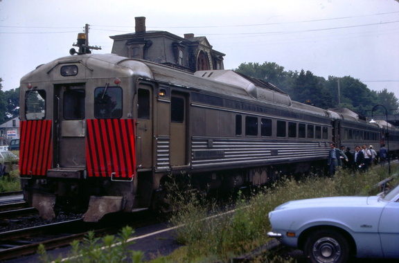 Abendroth-HwBoro-1974-07-Train-Station-RDG-9165-Fireman-Side-HwRR-HRA
