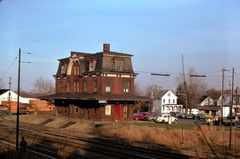 Abendroth-HwBoro-1976-04-Train-Station-Bridge-Warning-HwRR-HRA