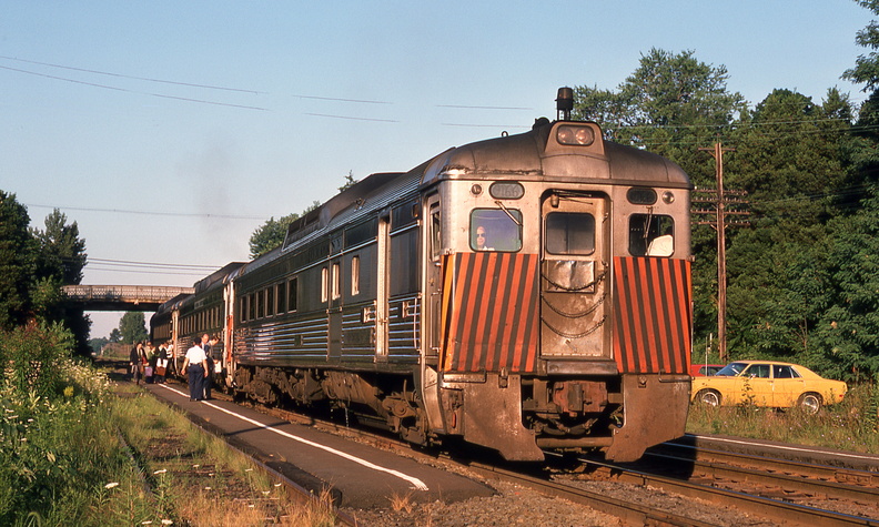 Curcio-Hw-Train-1976-08-03-027-Hopewell-Station-Passengers-to-NY-HwRR-DMF.jpg