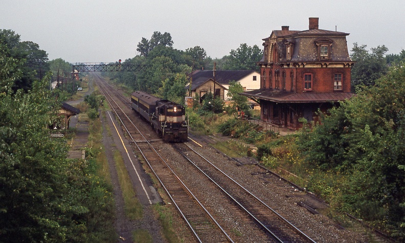 Curcio-Hw-Train-1981-08-28-026-Hopewell-Station-Passengers-from-NY-DMF.jpg