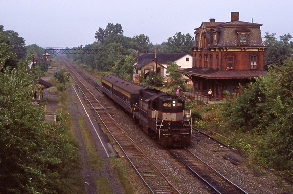Curcio-Hw-Train-1981-08-28-030-Hopewell-Station-Passengers-from-NY-HwRR-DMF