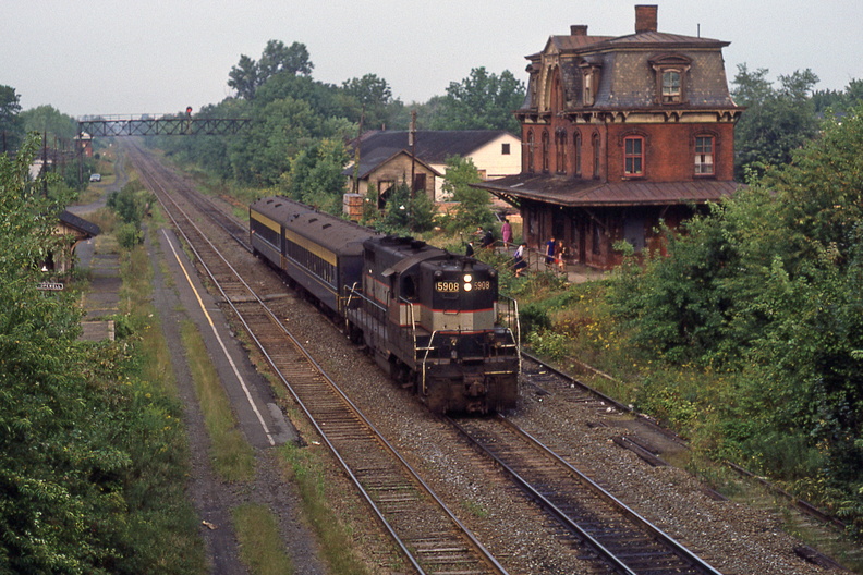 Curcio-Hw-Train-1981-08-28-031-Hopewell-Station-Passengers-from-NY-HwRR-DMF.jpg