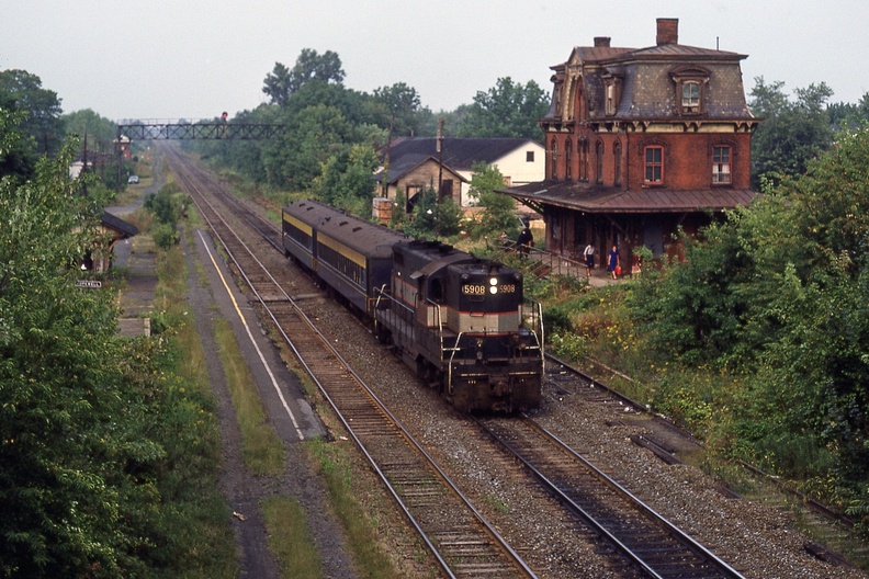 Curcio-Hw-Train-1981-08-28-032-Hopewell-Station-Passengers-from-NY-DMF.jpg