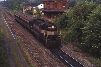 Curcio-Hw-Train-1981-08-28-034-Hopewell-Station-Passengers-from-NY-DMF