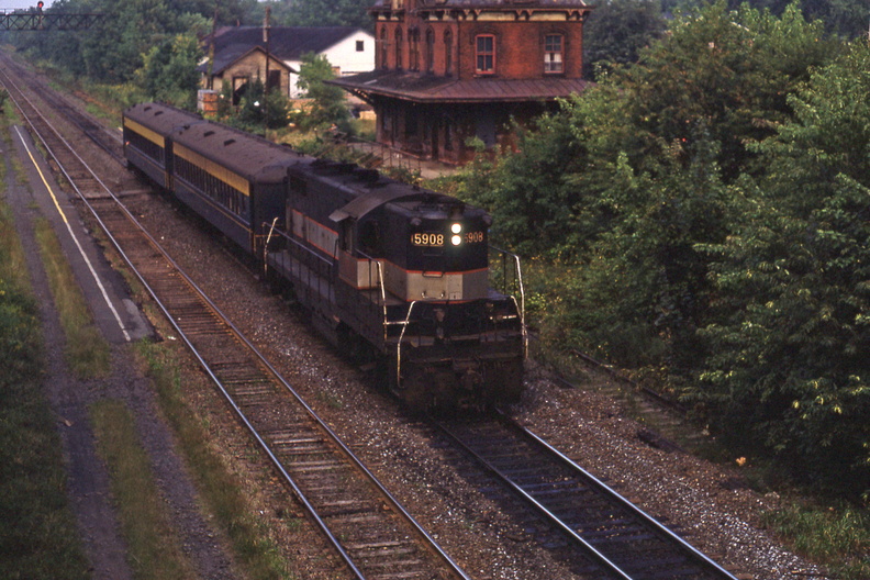Curcio-Hw-Train-1981-08-28-034-Hopewell-Station-Passengers-from-NY-HwRR-DMF.jpg