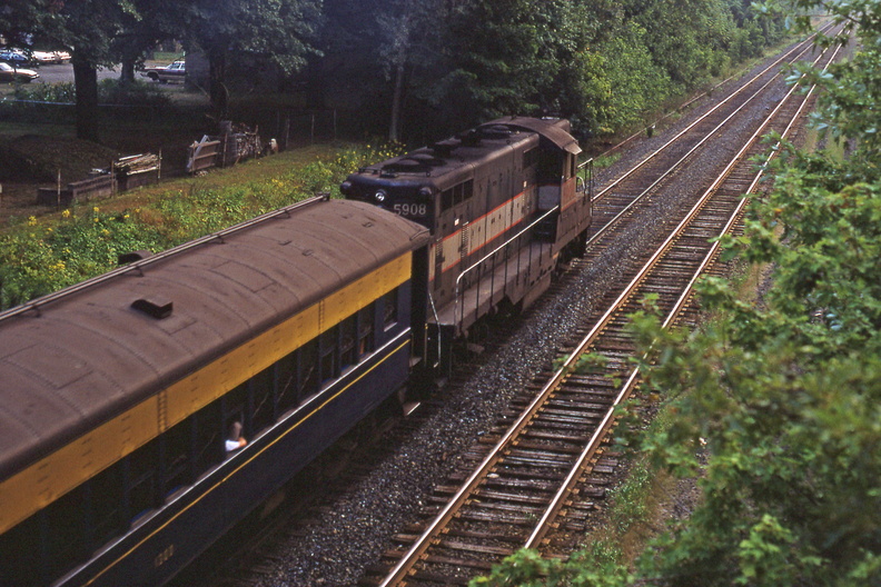 Curcio-Hw-Train-1981-08-28-035-Hopewell-Station-Passengers-from-NY-HwRR-DMF.jpg