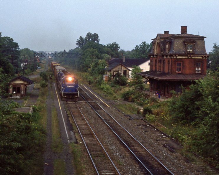 Curcio-Hw-Train-1981-08-28-037-Hopewell-Station-Conrail-Freight-HwRR-DMF.jpg