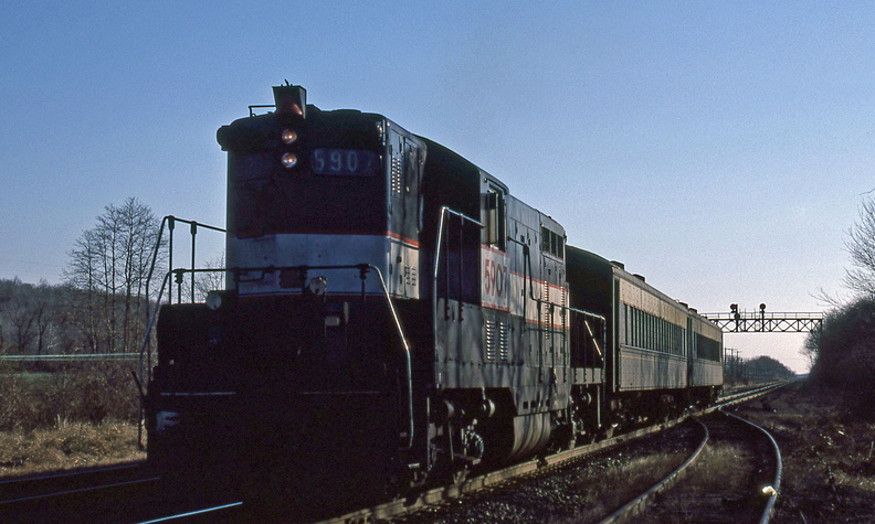 Curcio-Hw-Train-1982-04-02-029-Pennington-North-Passenger-PnRR-DMF.jpg