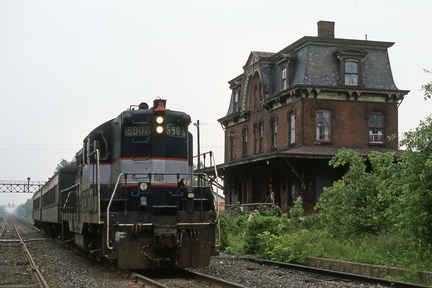 Curcio-Hw-Train-1982-06-01-004-Hopewell-Station-Passengers-from-NY-DMF