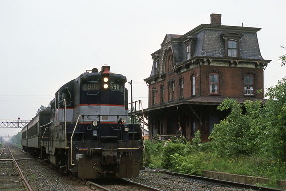Curcio-Hw-Train-1982-06-01-004-Hopewell-Station-Passengers-from-NY-HwRR-DMF