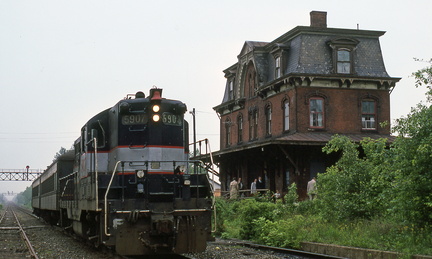 Curcio-Hw-Train-1982-06-01-005-Hopewell-Station-Passengers-from-NY-HwRR-DMF