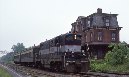 Curcio-Hw-Train-1982-06-01-006-Hopewell-Station-Passengers-from-NY-DMF