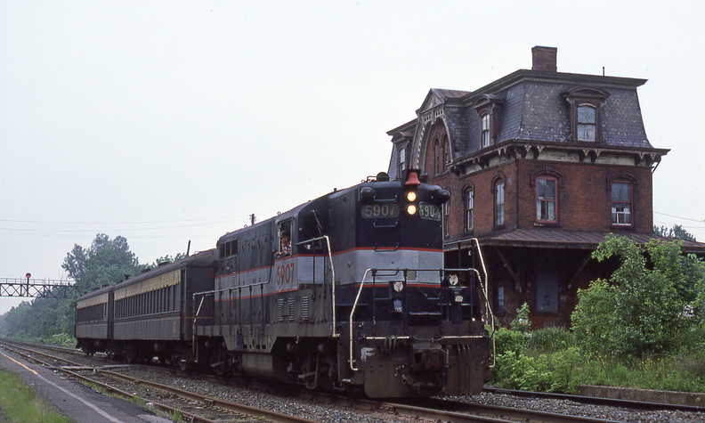 Curcio-Hw-Train-1982-06-01-006-Hopewell-Station-Passengers-from-NY-HwRR-DMF.jpg