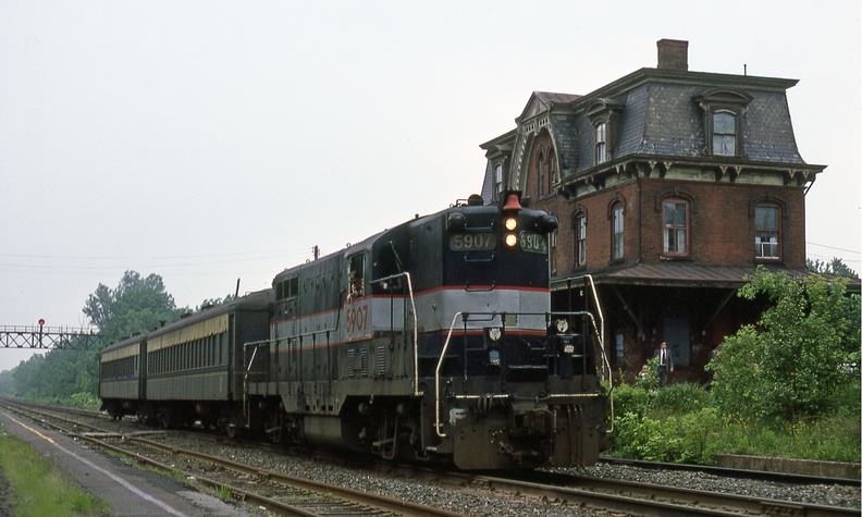 Curcio-Hw-Train-1982-06-01-007-Hopewell-Station-Passengers-from-NY-DMF.jpg