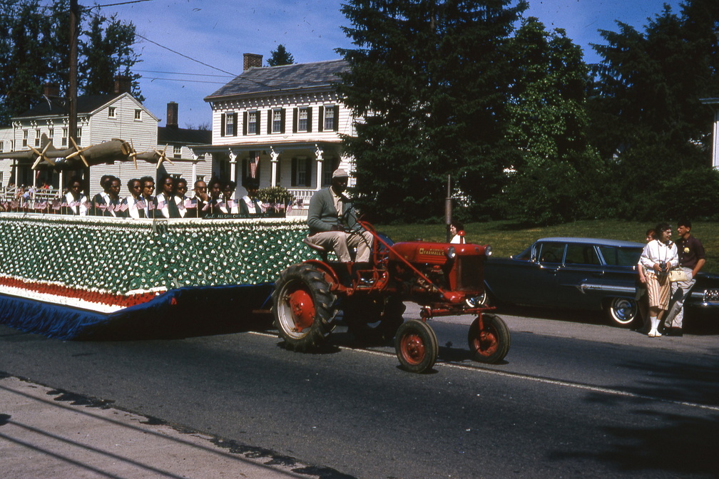 1964-HwBoro-Memorial-Parade-Devlin-02-Broad West