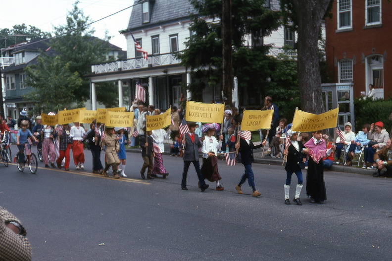 1976-HwBoro-Memorial-Parade-Devlin-01