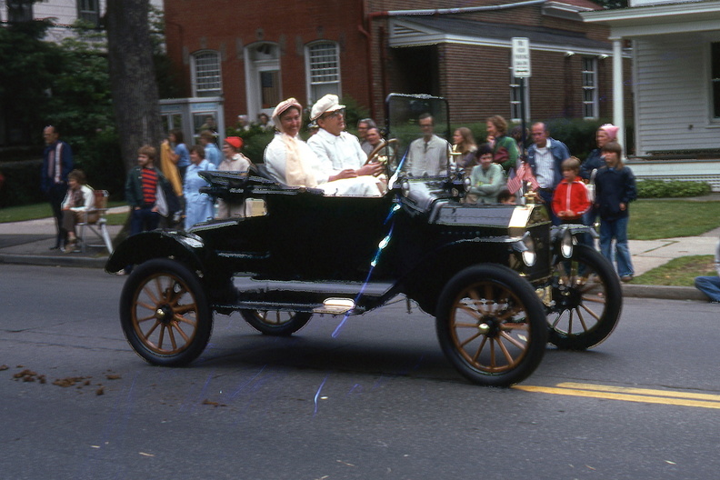 1976-HwBoro-Memorial-Parade-Devlin-04.jpg
