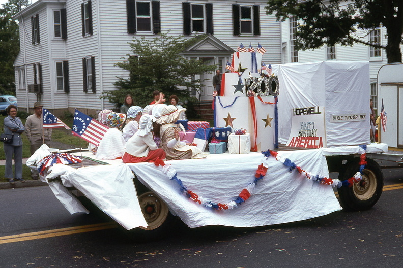 1976-HwBoro-Memorial-Parade-Devlin-08.jpg