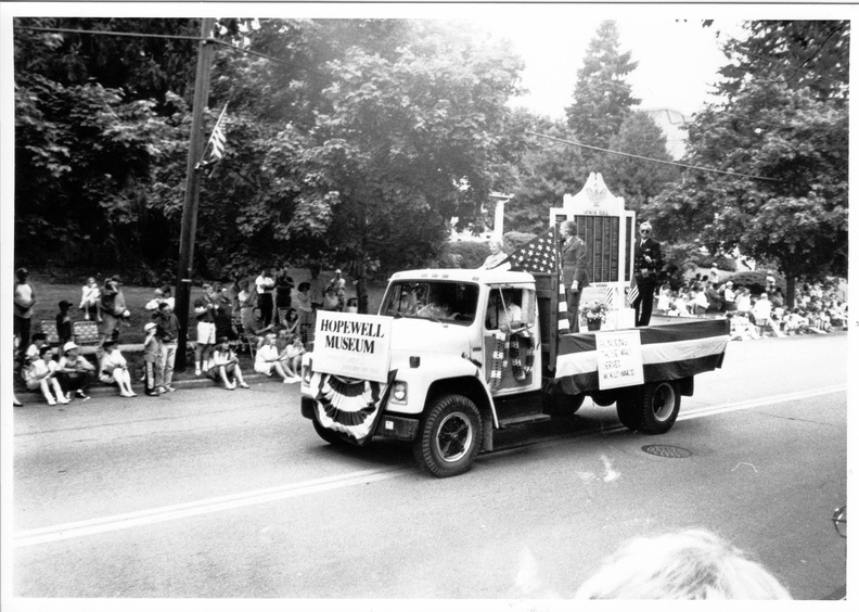 1992-HwBoro-Memorial-Parade-Sudlow-02-HwMuseum.jpg