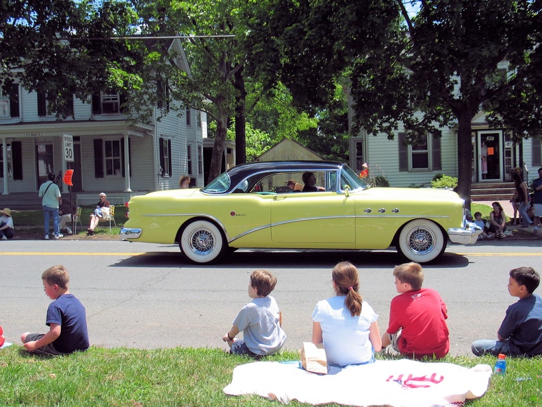 2005-HwBoro-Memorial-Parade-Gantz-51-Broad_East-11-Antique_Cars.jpg