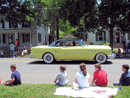 2005-HwBoro-Memorial-Parade-Gantz-51-Broad East-11-Antique Cars