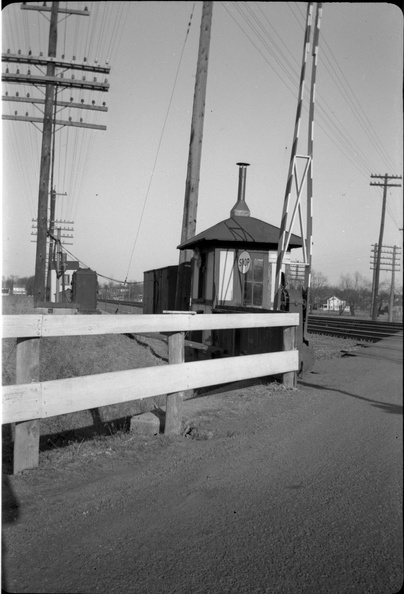 1953c-HwBoro-Train-Crossing-Louellen-HwRR-REL-01-Guard-Shed-east.jpg
