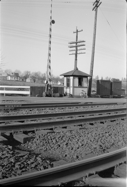 1953c-HwBoro-Train-Crossing-Louellen-HwRR-REL-04-Guard-north-Hart.jpg