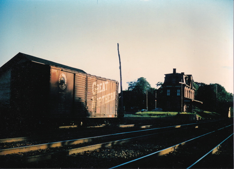 1972-HwBoro-Train-Station-GN-Boxcar-HwRR-DHS-220104.jpg