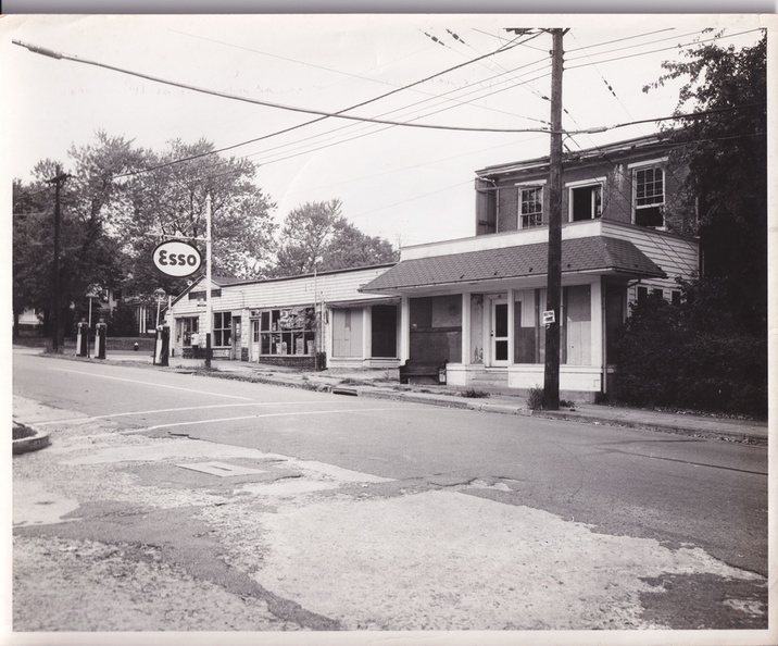 Broad_East-038-1952-ph-Esso_Wearts_Store-DHS.jpg
