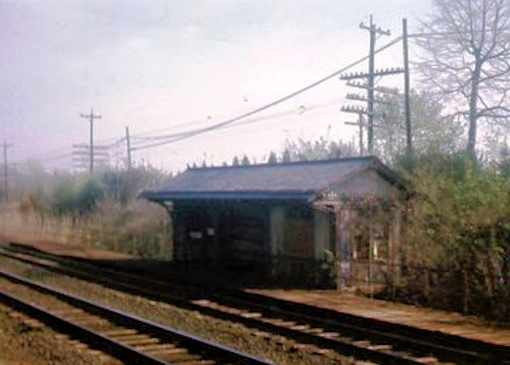 Railroad-016 018-1974-ph-Penn RR Station Passenger Shelter west-PnRR-JED